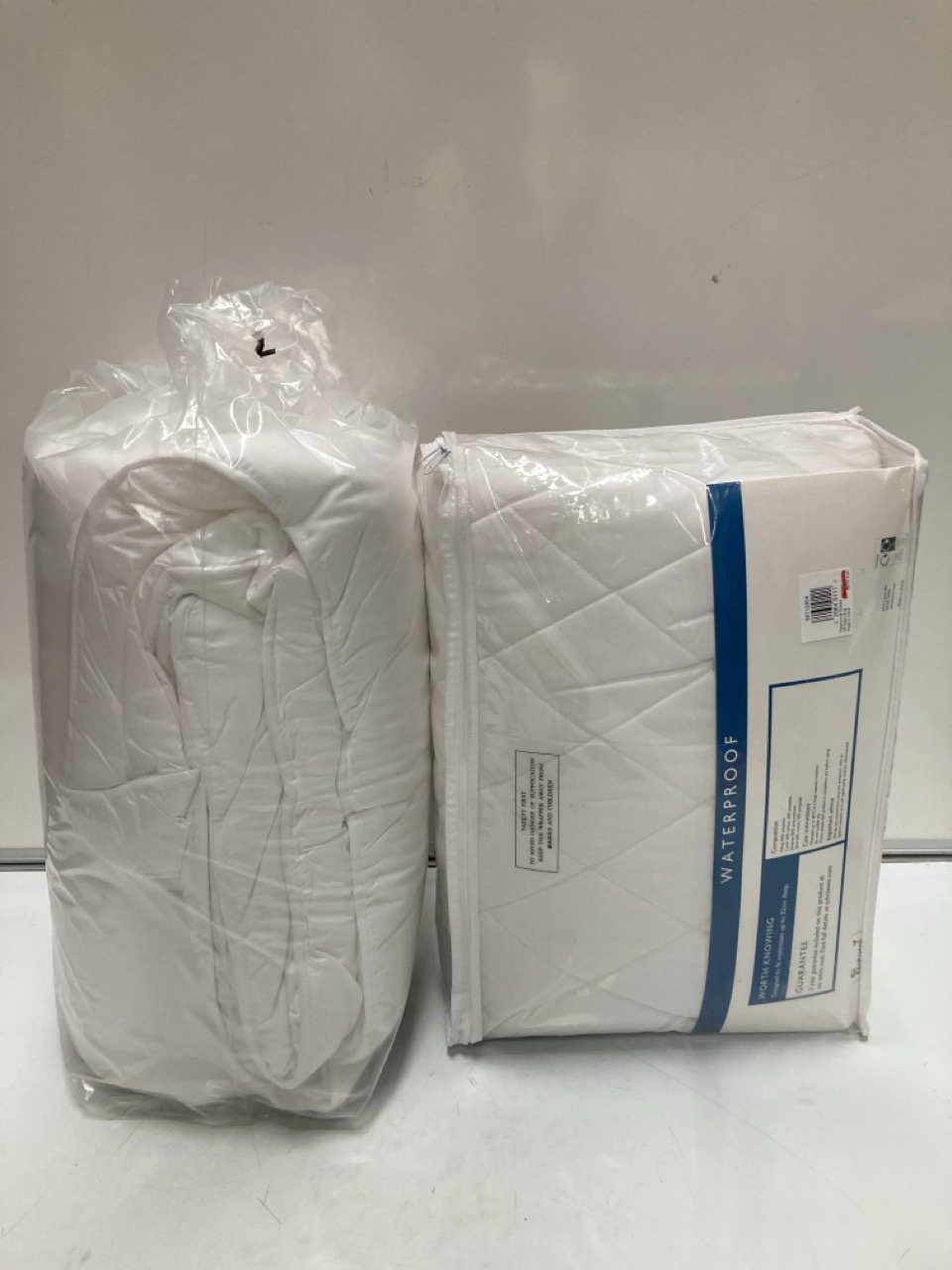 John Pye Auctions 4 X ASSORTED BEDDING ITEMS TO INCLUDE A JOHN LEWIS