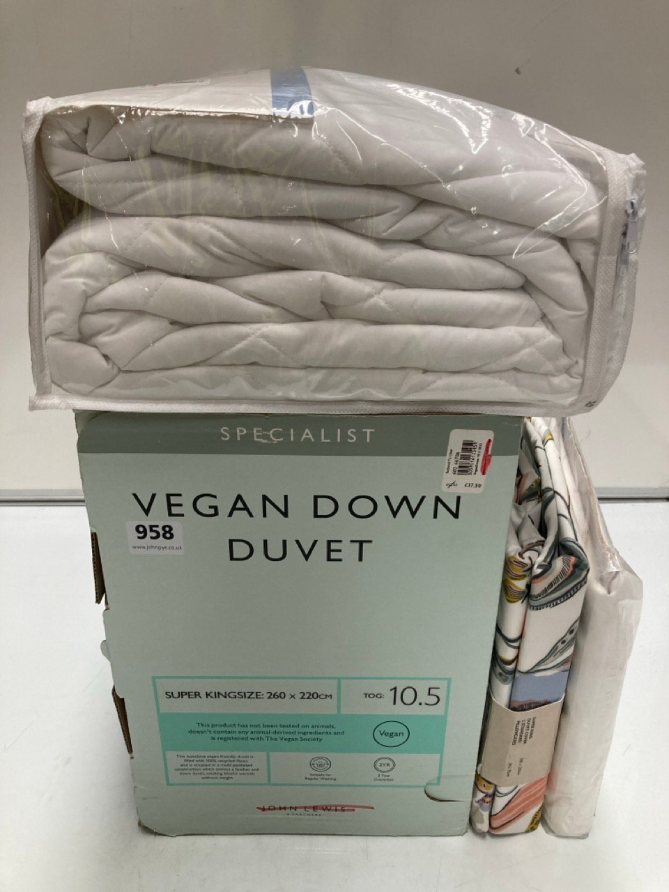 John Pye Auctions 4 X ASSORTED BEDDING ITEMS TO INCLUDE A JOHN LEWIS SUPER KING SIZE VEGAN