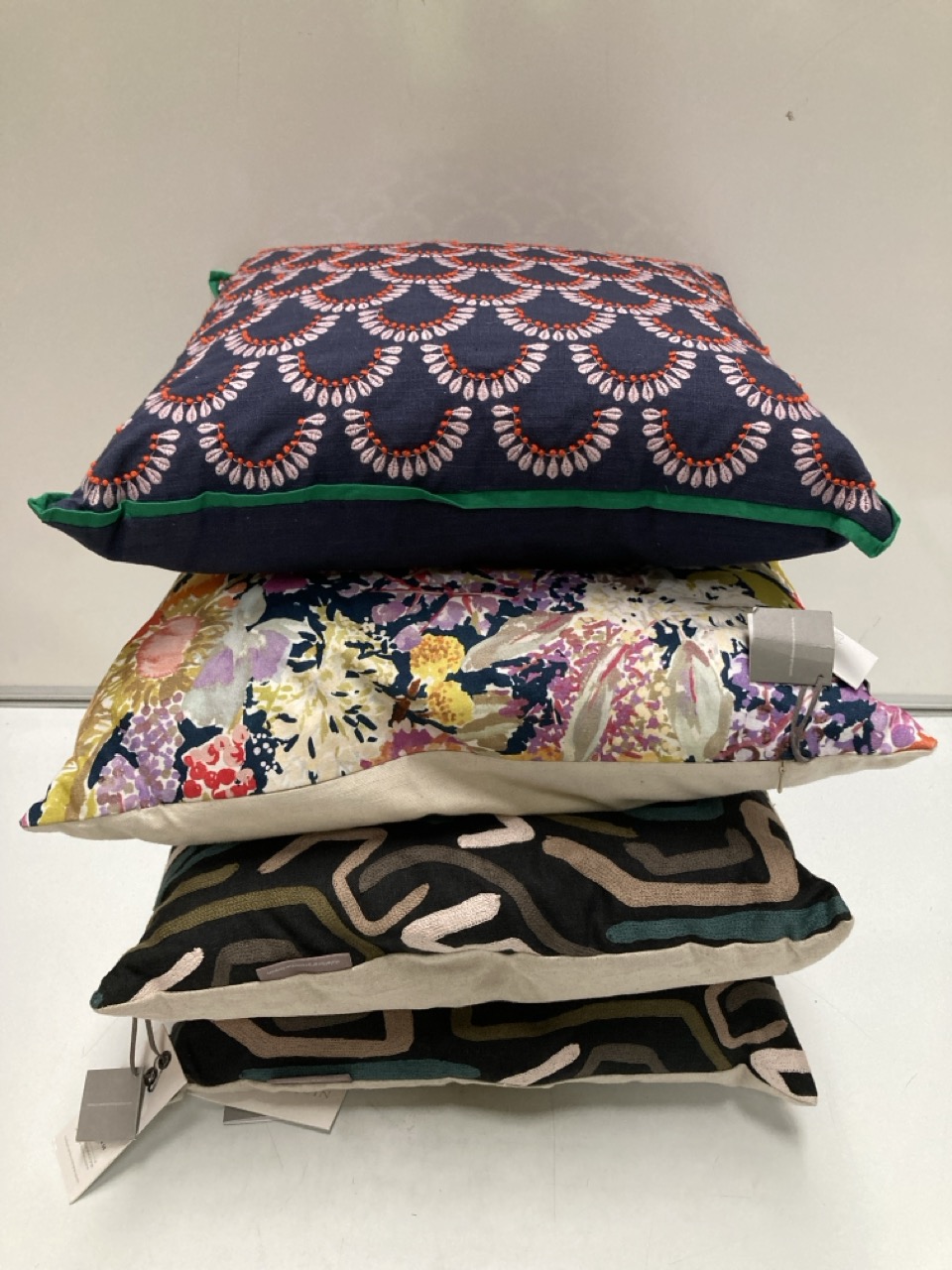 BOX OF ASSORTED SCATTER CUSHIONS TO INCLUDE A HARLEQUIN SANGUINE 50X50CM POMEGRANATE CUSHION