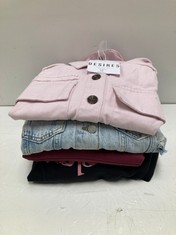 4 X DIFFERENT BRANDED GARMENTS INCLUDING PINK DENIM JACKET SIZE S - LOCATION 13A.