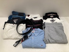 11 X LEVI'S CLOTHING INCLUDING NAVY SHIRT SIZE M - LOCATION 17A.
