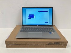 HP 15-FD0075NS 512 GB LAPTOP (ORIGINAL RRP - €599.00) IN SILVER. (WITH BOX AND CHARGER). I5-1335U, 16 GB RAM, , INTEL IRIS XE GRAPHICS [JPTZ5773].