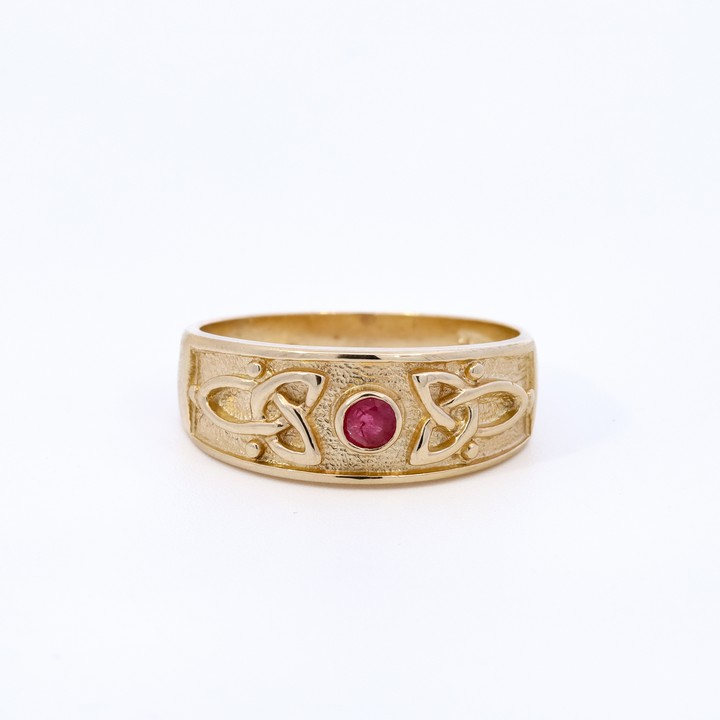9ct Yellow Gold Faceted Ruby Patterned Band Ring, Size Q, 4g.  Auction Guide: £200-£300