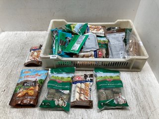 QTY OF ASSORTED PET ITEMS TO INCLUDE QTY OF KAYTEE TIMOTHY BLEND CUBES - BBE: 05.02.2024: LOCATION - A2