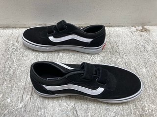 VANS OFF THE WALL MILTON V SUEDE CANVAS KIDS SHOE IN BLACK AND WHITE UK SIZE 2.5: LOCATION - A14