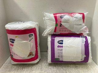 3 X ASSORTED BEDDING ITEMS TO INCLUDE PAIR OF SILENTNIGHT ULTRABOUNCE PILLOWS: LOCATION - B15