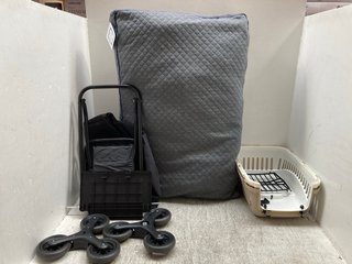 QTY OF ASSORTED PET ITEMS TO INCLUDE SMALL PET CARRIER IN BEIGE/CREAM: LOCATION - B15