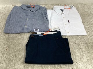 3 X ASSORTED SUPERDRY MENS CLOTHING IN VARIOUS SIZES TO INCLUDE STUDIOS CASUAL LINEN SHORT SLEEVE SHIRT IN NAVY TWILL STRIPE SIZE XL: LOCATION - C0