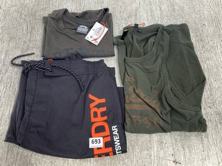 3 X ASSORTED SUPERDRY MENS CLOTHING IN VARIOUS SIZES TO INCLUDE CODE SPORTSWEAR BOARD SHORT IN BLACK SIZE M: LOCATION - C0