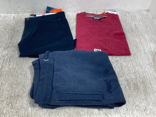3 X ASSORTED SUPERDRY MENS CLOTHING IN VARIOUS SIZES TO INCLUDE VINTAGE LOGO EMBELLISHMENT JOGGER IN VINTAGE NAVY MARL SIZE L: LOCATION - C0