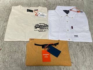3 X ASSORTED SUPERDRY MENS CLOTHING IN VARIOUS SIZES TO INCLUDE VINTAGE OXFORD SHORT SLEEVE SHIRT IN OPTIC SIZE M: LOCATION - C0