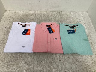 3 X ASSORTED SUPERDRY MENS CLOTHING IN VARIOUS SIZES TO INCLUDE SEERSUCKER SHORT SLEEVE SHIRT IN PINK GINGHAM SIZE 2XL: LOCATION - C0