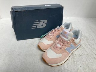 NEW BALANCE WOMENS 574 TRAINER IN ROSE WATER/SEA SALT SIZE UK 6: LOCATION - C2