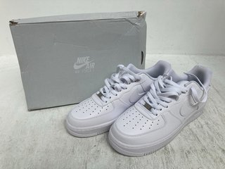 NIKE AIR FORCE 1'07 IN WHITE SIZE UK 8: LOCATION - C2