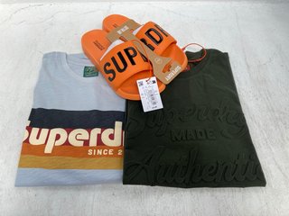 3 X ASSORTED SUPERDRY MENS CLOTHING ITEMS IN VARIOUS SIZES TO INCLUDE CALI STRIPED LOGO T SHIRT IN SEA SALT BLUE SLUB SIZE L: LOCATION - C3
