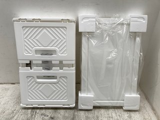 QTY OF COLLAPSIBLE PLASTIC STORAGE BOXES IN WHITE: LOCATION - F7