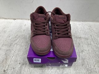 NIKE MENS SB DUNK LOW TRAINERS IN PURPLE - UK SIZE 11 - RRP £110: LOCATION - G9