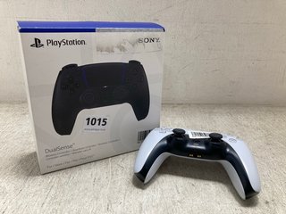 2 X PLAYSTATION 5 CONTROLLERS 1 X WHITE, 1 X BLACK: LOCATION - BR1