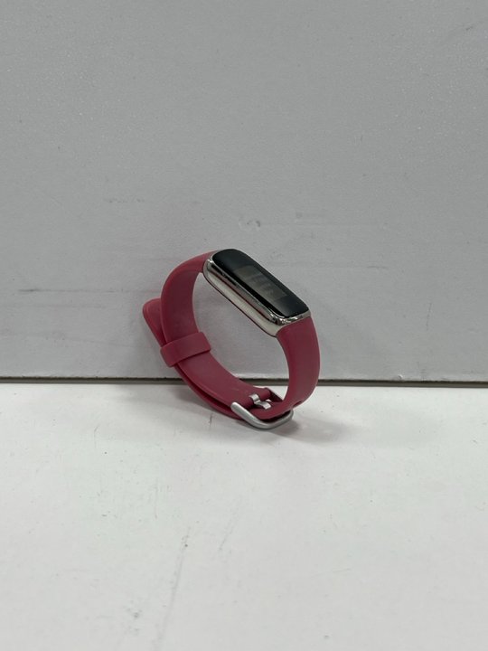 John Pye Auctions FITBIT LUXE FITNESS + HEALTH TRACKER (ORIGINAL RRP