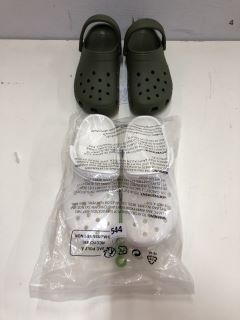 2 X CROCS INC WOMEN'S SIZE: 7