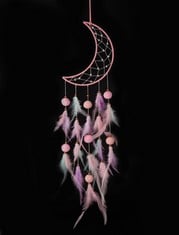 35 X NICE DREAM MOON DREAM CATCHERS, HANDMADE FEATHER WALL HANGING DREAM CATCHER HOME DECOR BEDROOM NURSERY ORNAMENTS CRAFT FOR GIRLS/BOYS/KIDS PINK - TOTAL RRP £146: LOCATION - A RACK