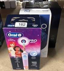 QUANTITY OF ITEMS TO INCLUDE ORAL-B PRO KIDS ELECTRIC TOOTHBRUSH, KIDS GIFTS, 1 TOOTHBRUSH HEAD, X4 DISNEY PRINCESS STICKERS, 2 MODES WITH KID-FRIENDLY SENSITIVE MODE, FOR AGES 3+, 2 PIN UK PLUG, PUR