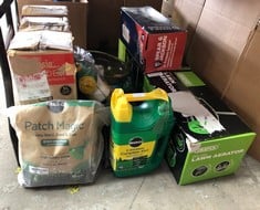 QUANTITY OF GARDEN ITEMS TO INCLUDE SPEAR & JACKSON 5L PRESSURE SPRAYER : LOCATION - TABLES (COLLECTION OR OPTIONAL DELIVERY AVAILABLE)