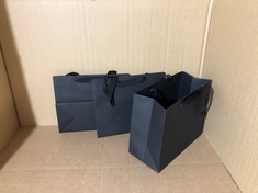 QUANTITY OF ASSORTED ITEMS TO INCLUDE EUSOAR BLACK GIFT BAGS - 10 PCS SMALL BLACK GIFT BAGS - 250GSM THICK KRAFT PAPER BAGS FOR PRESENTS S 22X10X18CM - LUXURY GIFT PAPER BAG FOR BIRTHDAY WEDDING PART