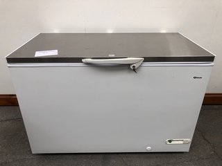 GRAM 447LTR COMMERCIAL CHEST FREEZER IN WHITE MODEL : CF45S RRP - £849: LOCATION - B5