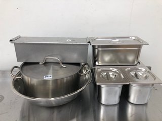 QTY OF ASSORTED STAINLESS STEEL KITCHEN ITEMS TO INCLUDE STAINLESS STEEL MIXING BOWL: LOCATION - B5