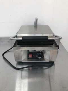 JM POSNER SQUARE WAFFLE MAKER MODEL : JMP-SQWM RRP - £420: LOCATION - B5