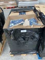 PALLET THAT INCLUDES A VARIETY OF CLOTHING IN DIFFERENT MODELS AND SIZES