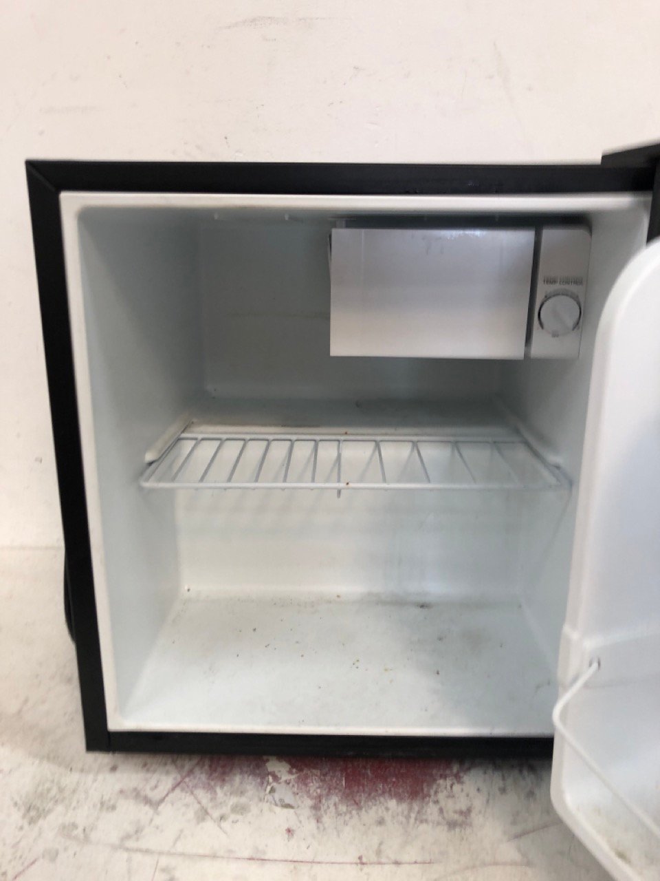 John Pye Auctions VONSHEF 44CM TABLE TOP FRIDGE IN BLACK