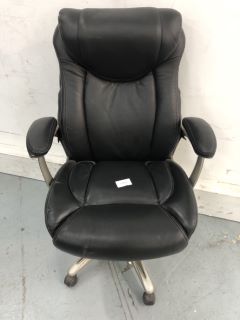 BLACK OFFICE CHAIR ON WHEELS WITH ARMS