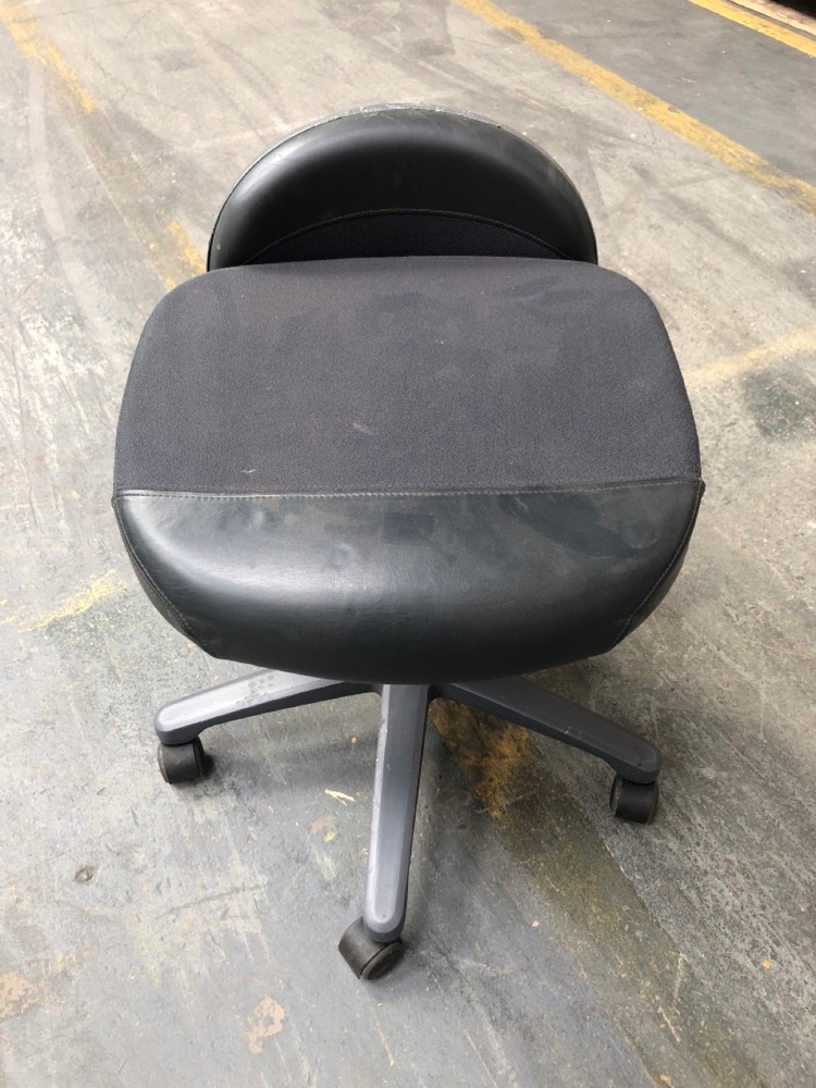 John Pye Auctions QTY OF HAG H03 OFFICE CHAIR IN GREY/BLACK TOTAL