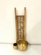 3 X ASSORTED NKUKU ITEMS TO INCLUDE ATSU BRASS PLANTER STAND - ANTIQUE BRASS - SMALL - (AP8901) - RRP £85 (COLLECTION OR OPTIONAL DELIVERY)