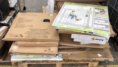 PALLET OF ASSORTED SAFETY GATES / GUARDS TO INCLUDE SAFETY 1ST PORTABLE BED RAIL (COLLECTION OR OPTIONAL DELIVERY) (KERBSIDE PALLET DELIVERY)
