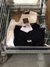 3 X LEVI'S ASSORTED CLOTHING TO INCLUDE LEVI'S WHITE T-SHIRT SIZE M (DELIVERY ONLY)