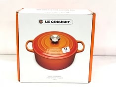 LE CREUSET ENAMELLED CAST IRON SIGNATURE ROUND CASSEROLE DISH (DELIVERY ONLY)
