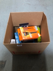 BOX OF ASSORTED SHAVING ITEMS TO INCLUDE KING.C.GILLETTE ELECTRIC BEARD TRIMMER (DELIVERY ONLY)