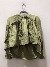 X20 WOMEN’S ASSORTED CLOTHING SIZE XS TO INCLUDE GREEN TOP. (DELIVERY ONLY)