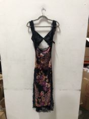 X20 ASSORTED WOMEN’S CLOTHING SIZE XS TO INCLUDE FLOWERED DRESS. (DELIVERY ONLY)