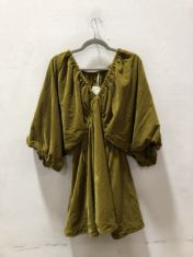 X20 WOMEN’S ASSORTED CLOTHING SIZE MEDIUM TO INCLUDE YELLOW DRESS. (DELIVERY ONLY)