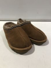 UGG SIMPERS SIZE 7. (DELIVERY ONLY)