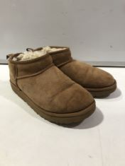 UGG BOOTS SIZE 7. (DELIVERY ONLY)
