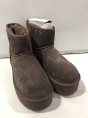 UGG BOOTS SIZE 6. (DELIVERY ONLY)