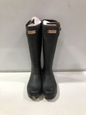1 X HUNTER BOOTS SIZE 9 . (DELIVERY ONLY)