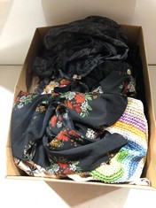 BOX OF ASSORTED WOMENS CLOTHING TO INCLUDE SWEEWE DRESS BLACK FLORAL SIZE SM (DELIVERY ONLY)