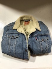 2 X ASSORTED BRANDED JACKETS TO INCLUDE LEVI'S FLEECE LINED DENIM JACKET BLUE SIZE XL (DELIVERY ONLY)