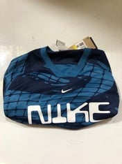 4 X ASSORTED NIKE CLOTHING TO INCLUDE DRI-FIT T-SHIRT BLUE SIZE SM (DELIVERY ONLY)